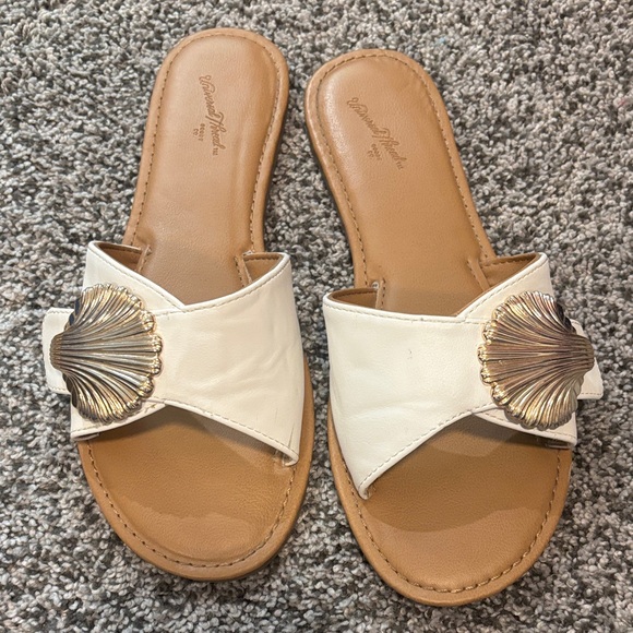 Universal Thread Target Cream Sandals with Gold Shell Accent - Picture 1 of 2